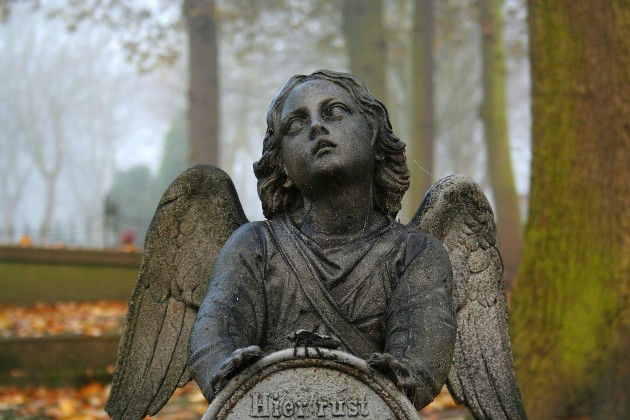 Imagine cu o statuie din cimitir