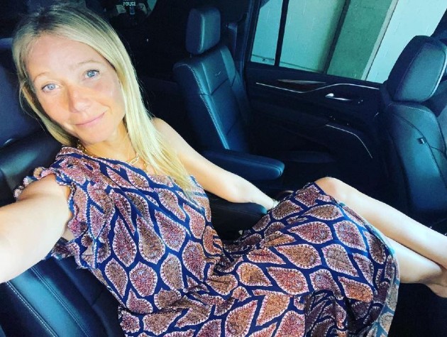 Imagine cu gwyneth paltrow în mașină, în timp ce face un selfie