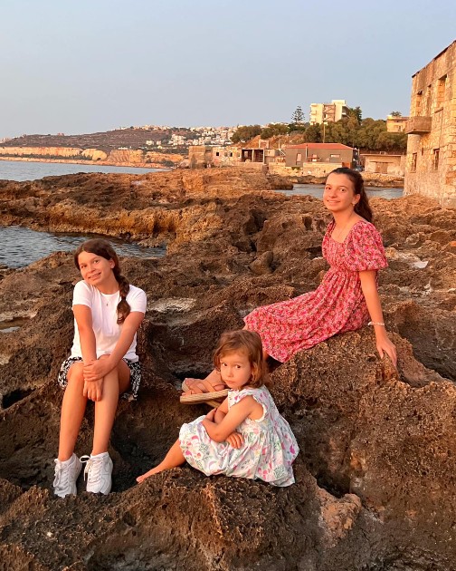 Imagine cu fiicele lui Mihai Morar pe plajă