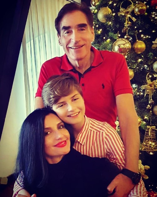 Imagine cu Petre Roman, soția și fiul său de Crăciun