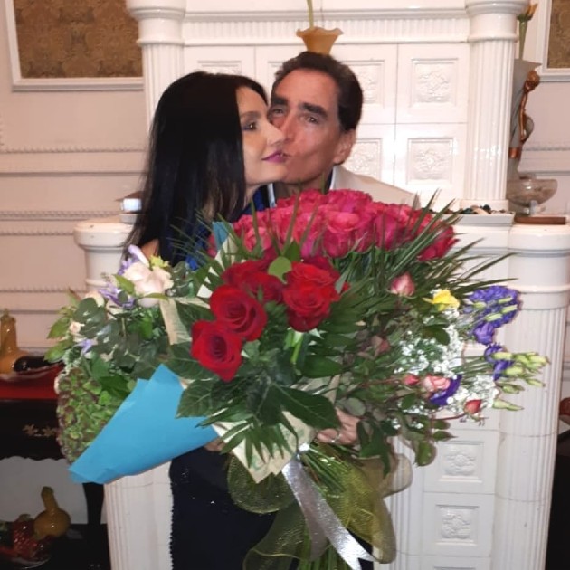 Imagine cu Silvia Chifiriuc și Petre Roman în timp ce se sărută