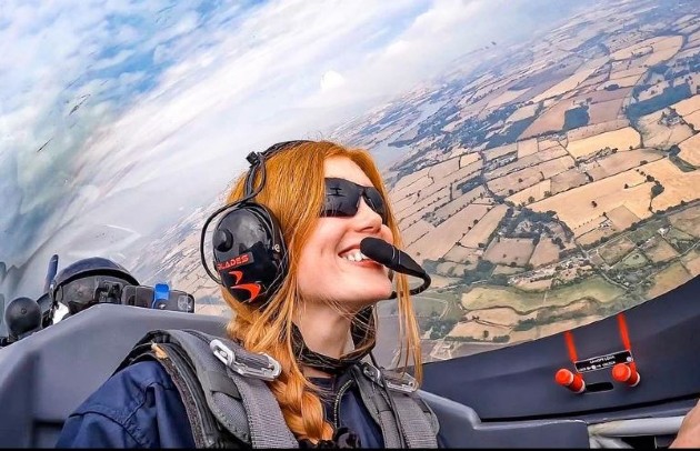 Imagine cu Jessica Gagen în timp ce pilotează un avion