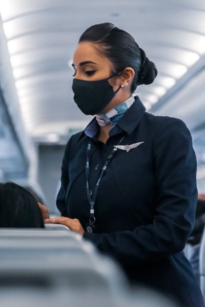 Imagine cu o însoțitoare de bord într-un avion