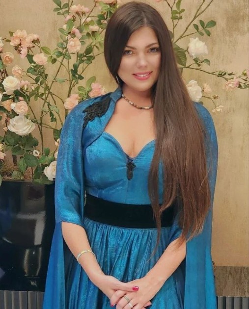 Imagine cu Paula Seling într-o rochiță albastră