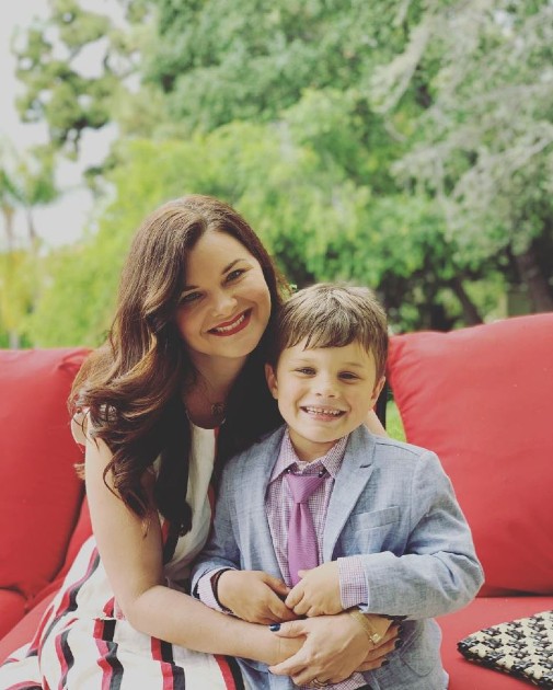 Imagine cu Heather Tom și fiul ei de Paște, în 2019