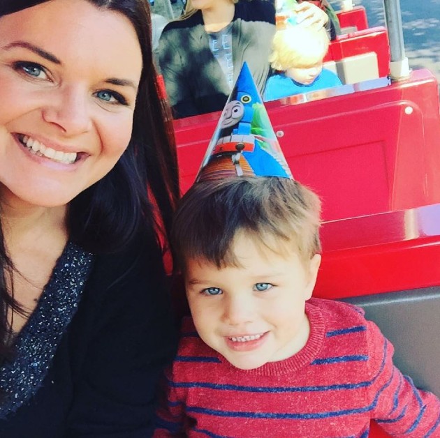 Imagine cu Heather Tom și fiul ei în autobuz