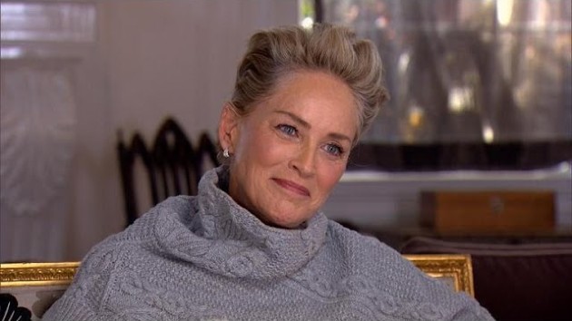 Imagine cu Sharon Stone în timpul unui interviu