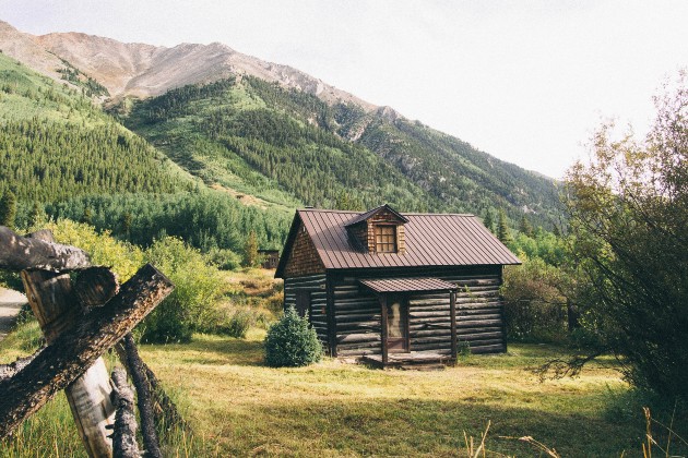 Imagine cu o cabană din lemn în pădure
