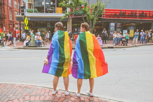 Imagine cu două fete la o paradă LGBTQIA+