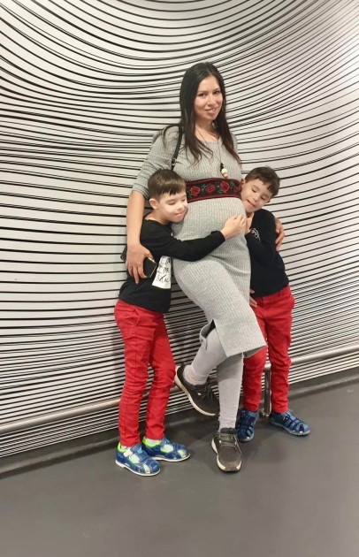 Imagine cu Cristina Bălan gravidă alături de gemenii ei