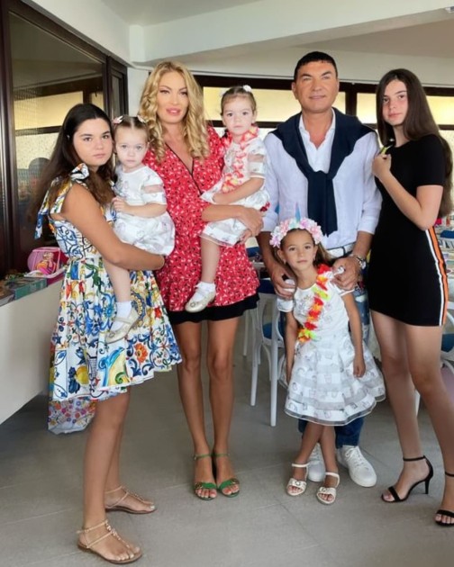 Imagine cu Cristi Borcea alături de Valentina Pelinel și fiicele sale