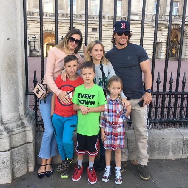 Imagine cu Mark Wahlberg alături de familia sa