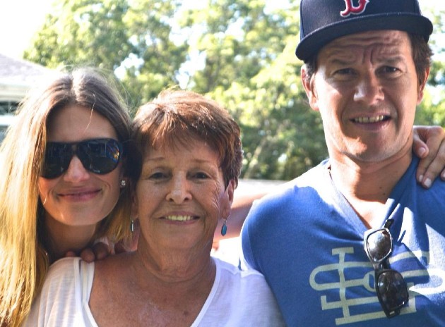 Imagine cu Mark Wahlberg alături de mama și de soția sa