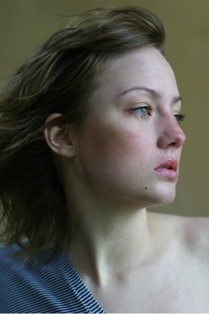 Imagine cu o femeie tânără care plânge