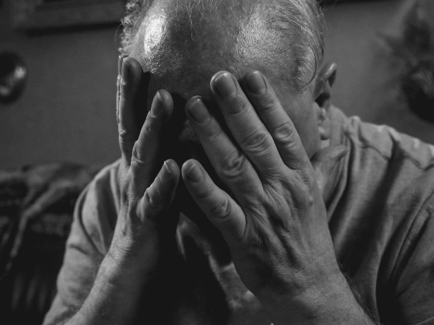 Imagine alb-negru cu un bărbat bătrân care plânge