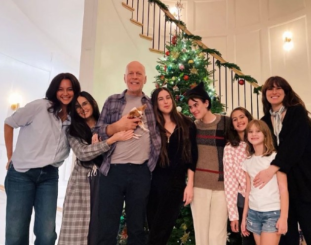 Imagine cu Bruce Willis alături de întreaga sa familie