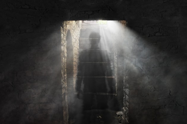 Imagine cu silueta unei fantome într-o încăpere întunecată