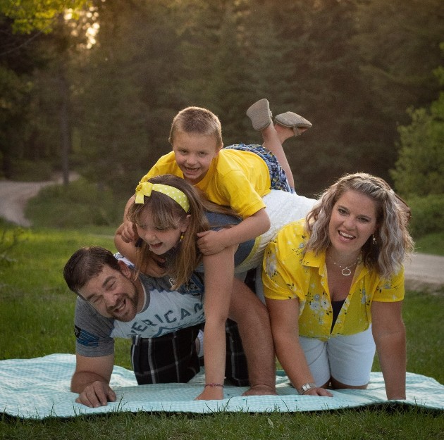 Imagine cu Brad alături de familia sa în timp ce se joacă