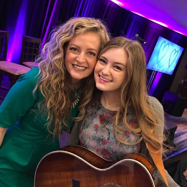 Imagine cu Megan McCaleb și fiica sa, Hannah, la un concert