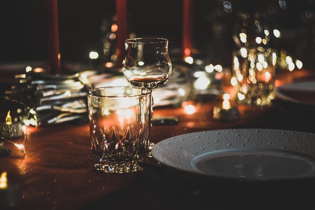 Imagine cu două pahare pe masă, de Crăciun