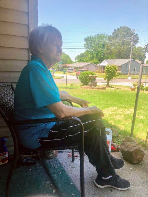 Imagine cu bunicuța Wilma pe verandă