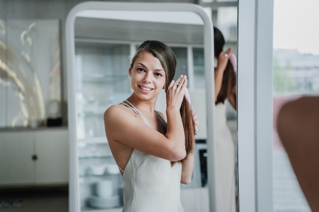 Imagine cu o femeie care se uită în oglindă