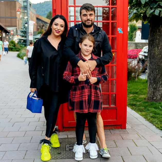 Imagine cu Oana Roman alături de Marius Elisei și fiica lor în vacanță