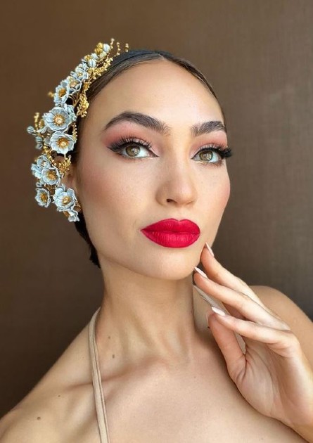 Imagine cu Miss Univers 2023 în timp ce face un selfie