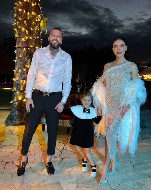 Imagine cu Adelina Pestrițu alături de partenerul ei și fiica lor în vacanță, de Revelion