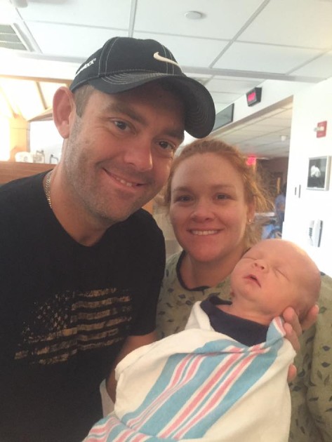 Imagine cu Nick Schnarr și Brooklyn Diamond Schnarr  alături de bebelușul lor, după naștere