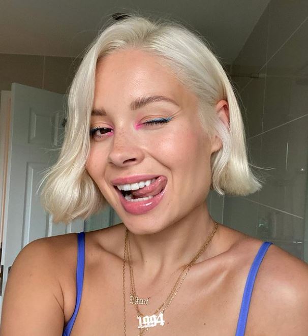 Imagine cu Nina Nesbitt în timp ce scoate limba