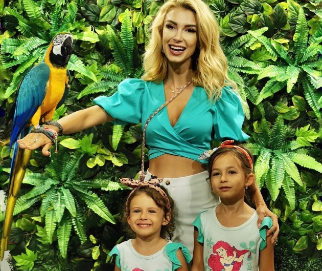 Imagine cu Andreea Bălan și fetițele ei în vacanță