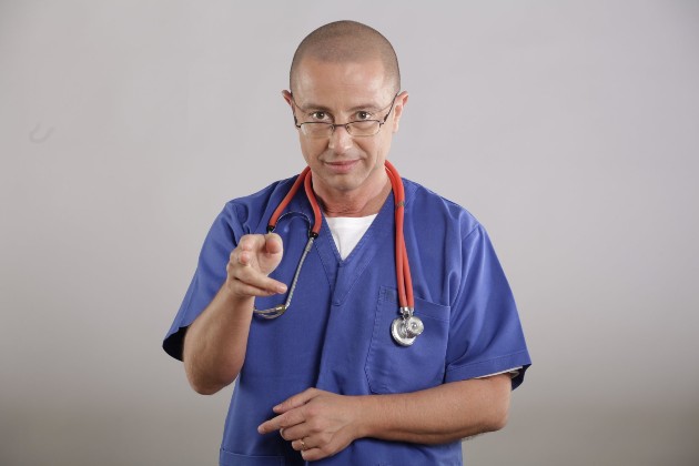 Imagine cu Doctor Tudor Ciuhodaru într-un costum albastru de spital
