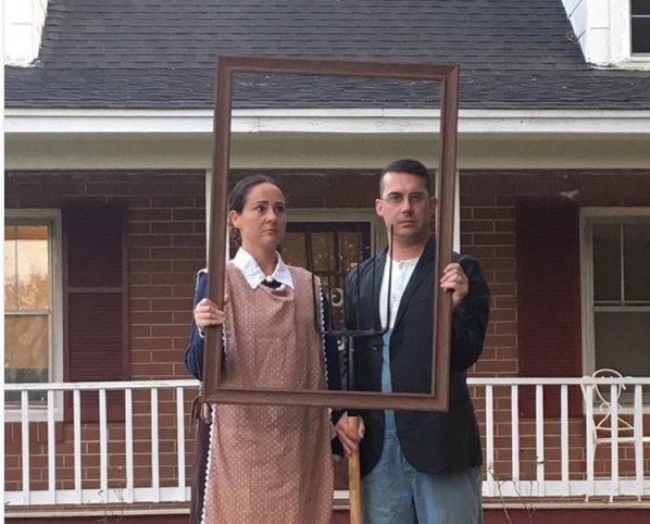 cuplu costumat in personaje din American Gothic