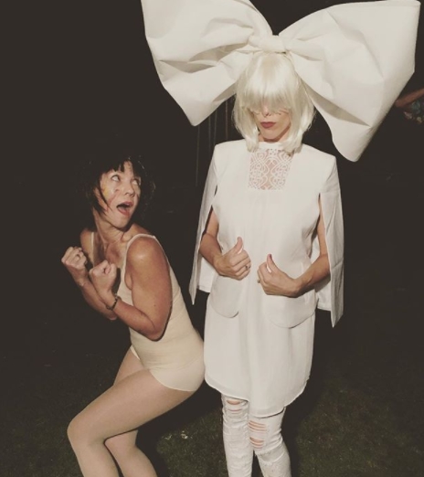costume haioase de Halloween Sia si Maddie Ziegler
