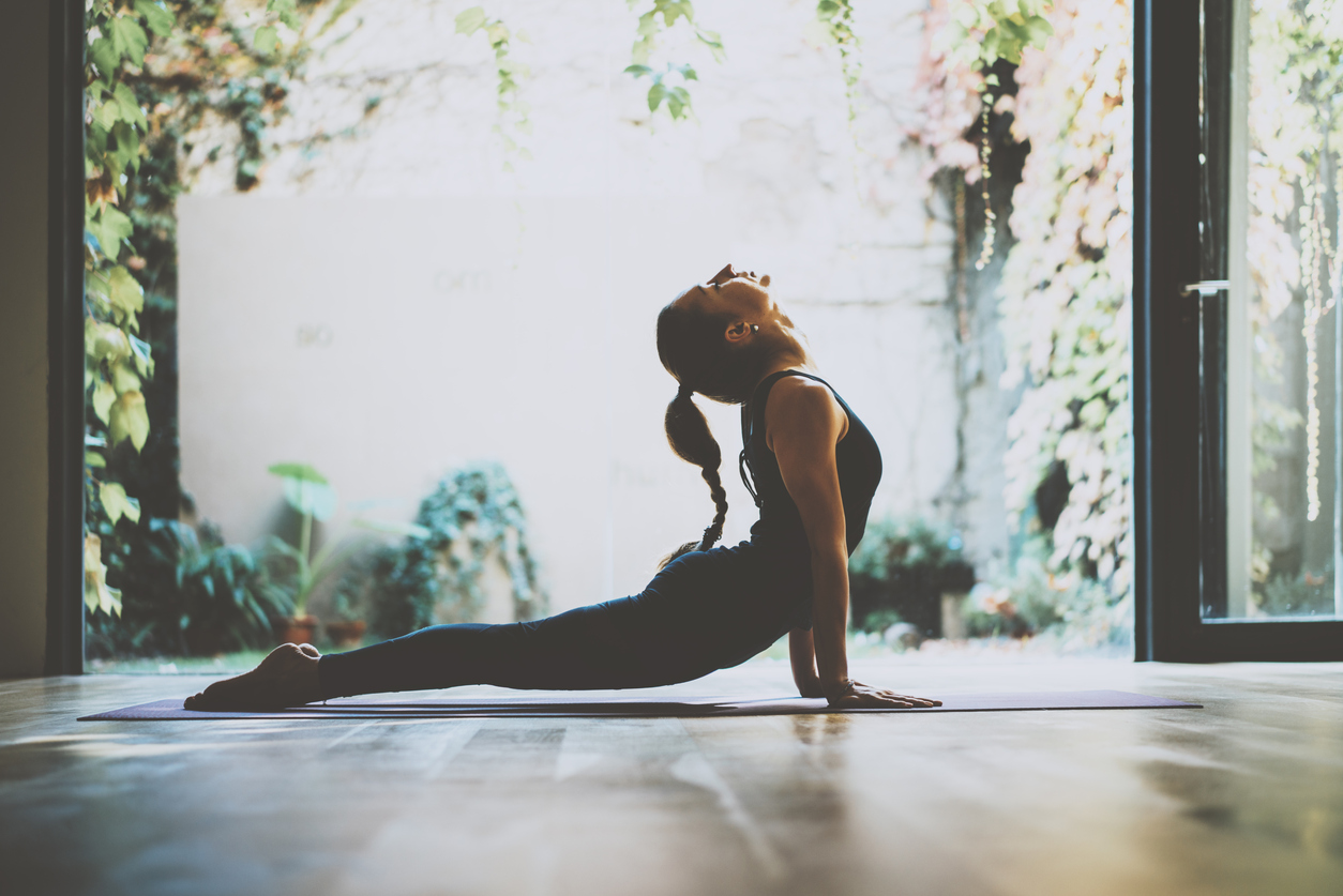 femeie care face yoga