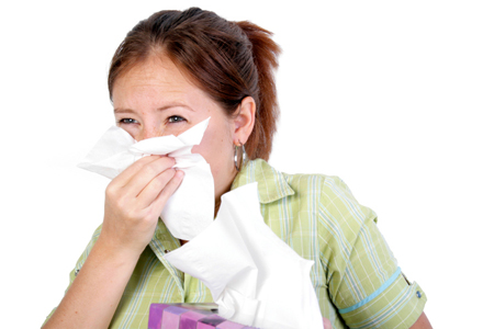 femeie cu alergii la mancare isi sufla nasul