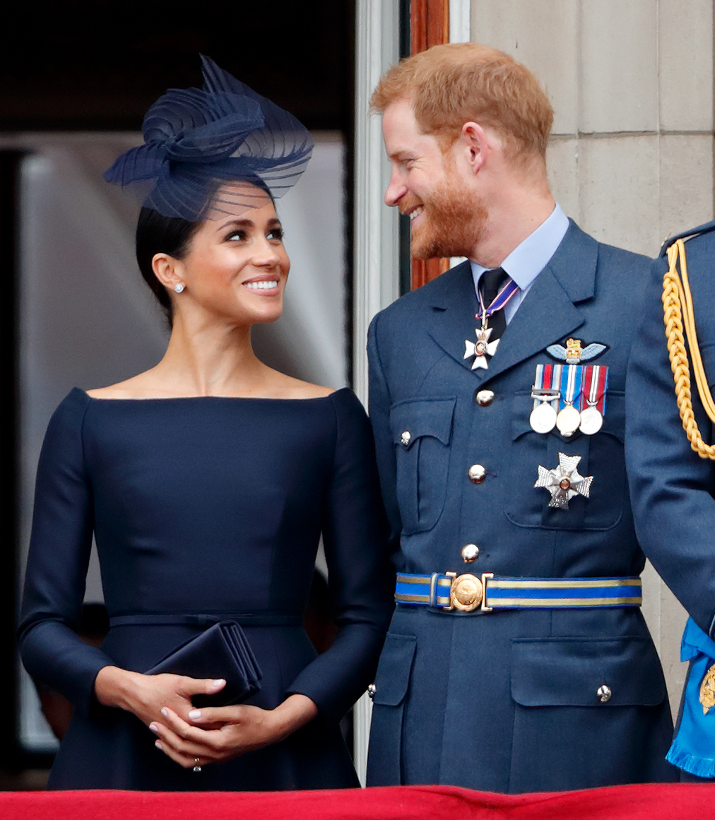 Meghan Markle si printul Harry se uita unul la celalalt cadrul unui eveniment regal