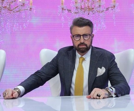 catalin botezatu, asezat pe scaun, la masa juratilor de la emisiunea 