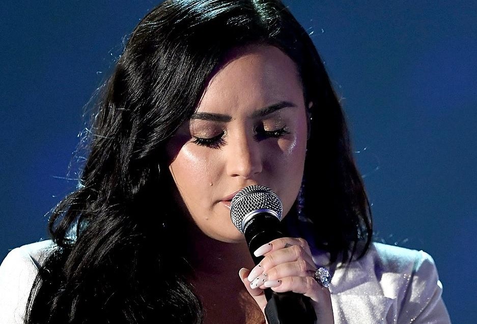 demi lovato plange in timp ce interpreteaza o piesa, in cadrul unui concert