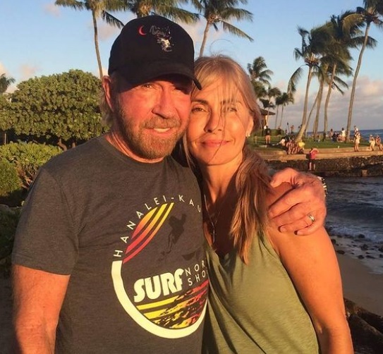 chuck norris si sotia lui, gena norris, stau imbratisati, zambesc in fata camerei, intr-un timpul vacantei din insula kauai din hawaii