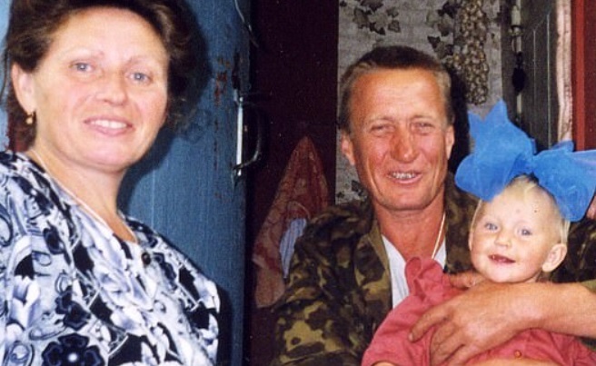 mariyka, singurul copil nascut si crescut in zona contaminata de la Cernobil, alaturi de parintii ei, Mikhail si Lydia Sovenko