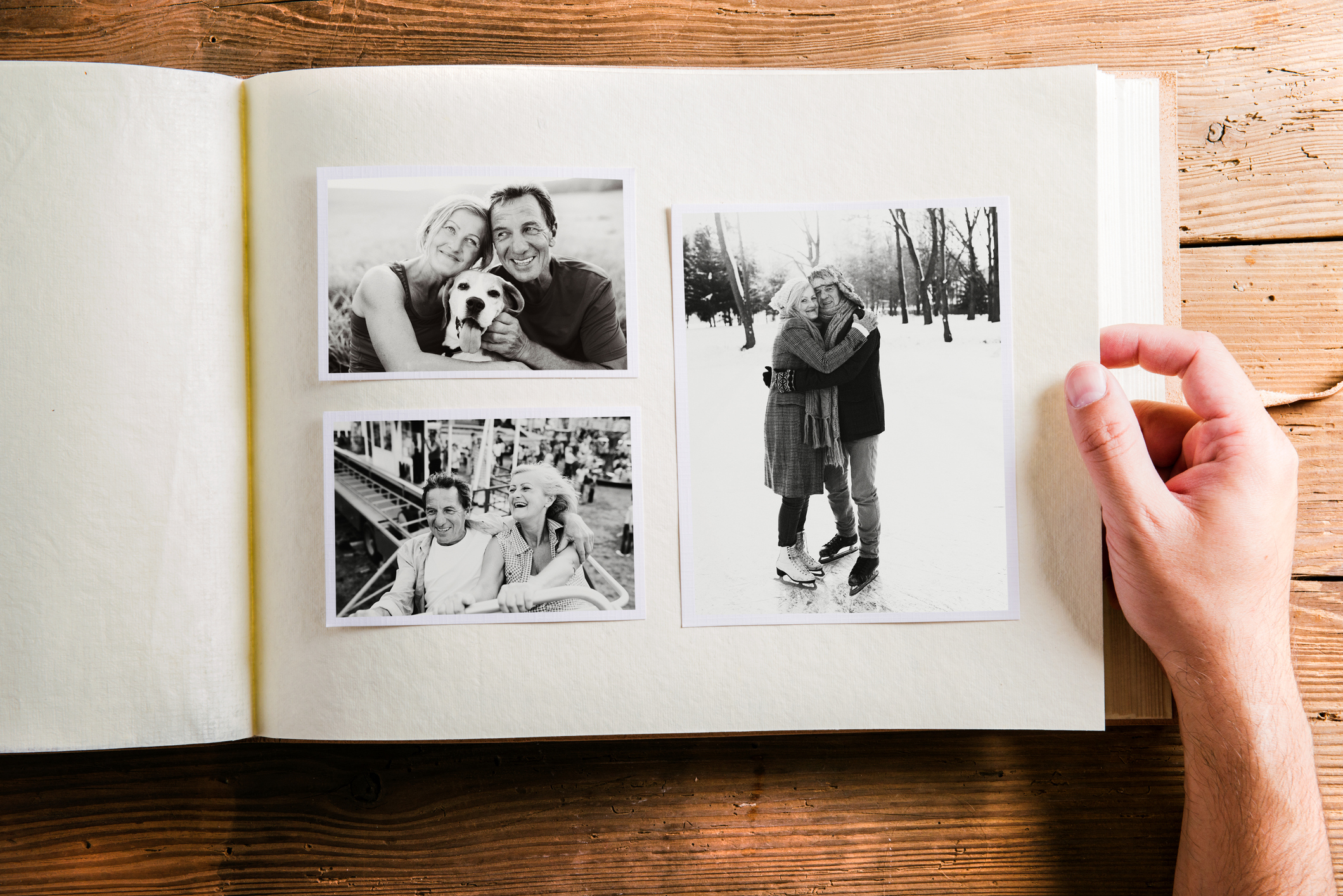 un album foto cu trei poze alb-negru cu diferite cupluri care rad si si se imbratiseaza