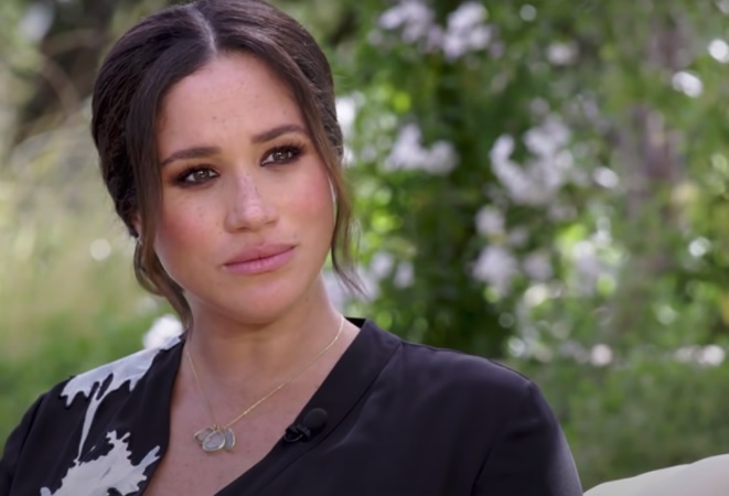   meghan markle priveste fix intr-o parte, in timpul interviului acordat lui oprah winfrey