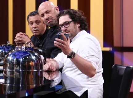 chef florin dumitrescu, chef catalin scarlatescu si chef catalin bordea privesc ecranul unui telefon, la masa juratilor de la 