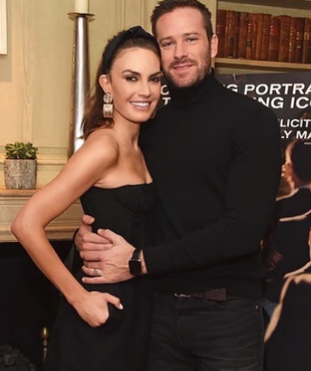 armie hammer alaturi de fosta lui sotie, elizabeth chambers, stau imbratisati in timp ce privesc inainte si zambesc