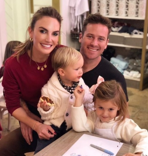 armie hammer alaturi de fosta lui sotie, elizabeth chambers și cei doi copii ai lor, ford și harper