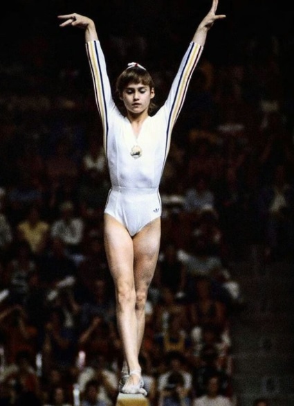 nadia comaneci, in timpul unei competitii internationale, executa exercitiul la barna