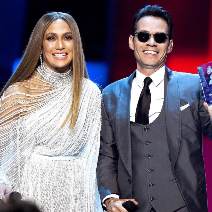 jennifer lopez si marc anthony impreuna pe scena, zambesc larg si privesc inainte