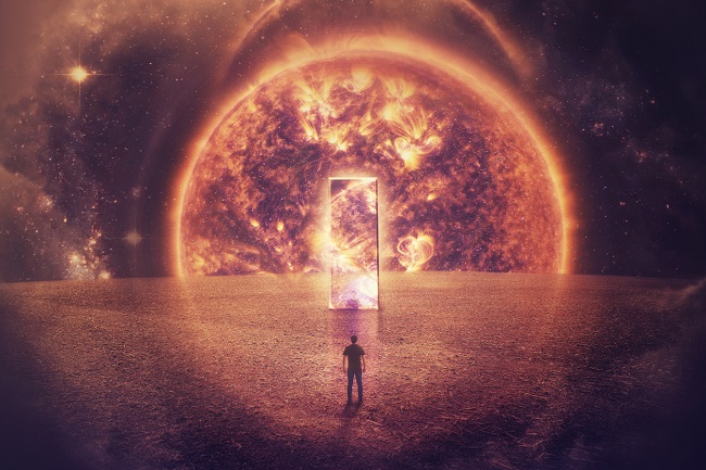 ilustratie cu un barbat ce sta in picioare si priveste catre o usa, inconjurata de o sfera luminoasa in forma Soarelui, pe un fundal cosmic